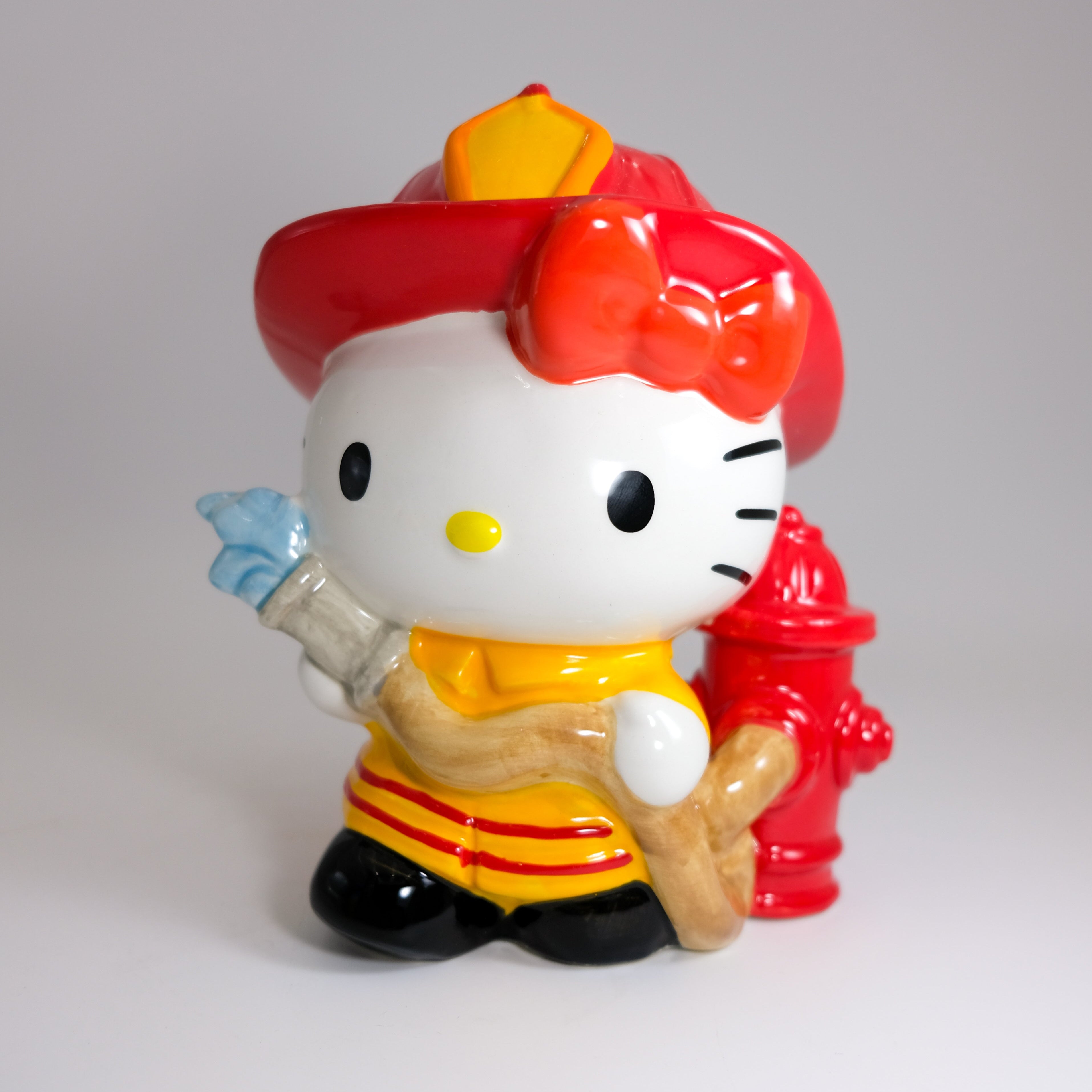 Hello Kitty ランタン付きフィギュア Hello Kitty FireFighter Figurine | Charm And Nostalgia