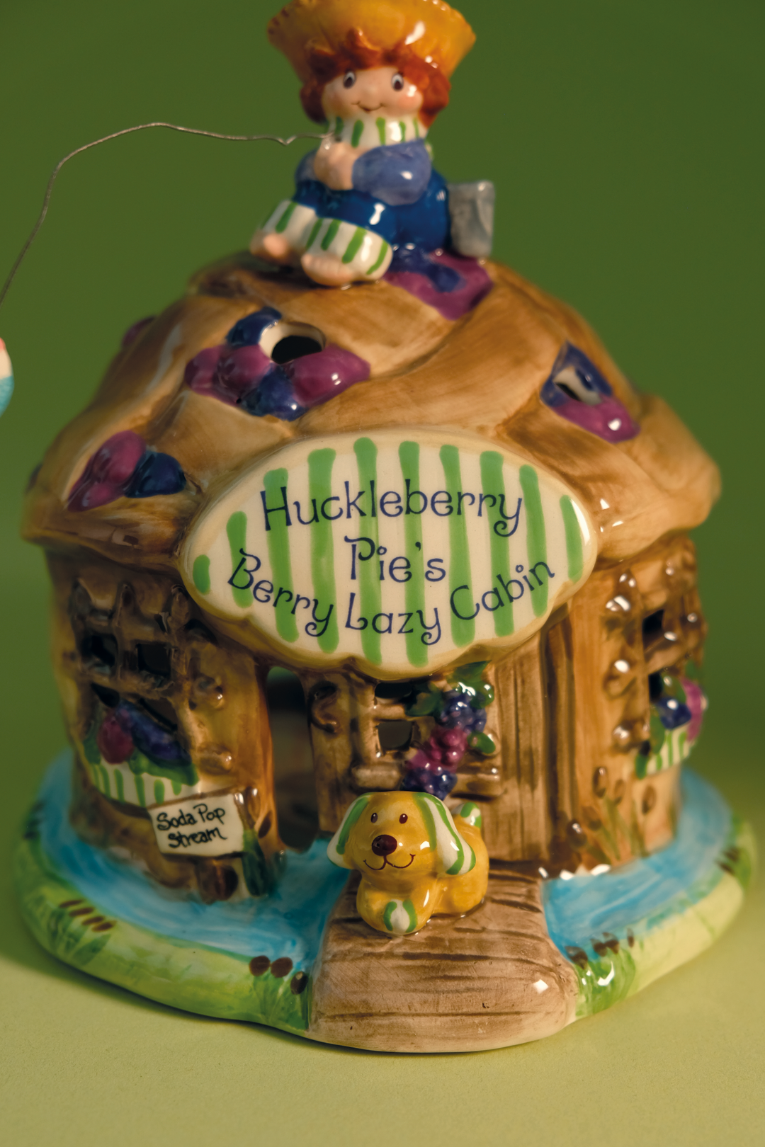 Huckleberry Pie's Berry Lazy Cabin Candle House