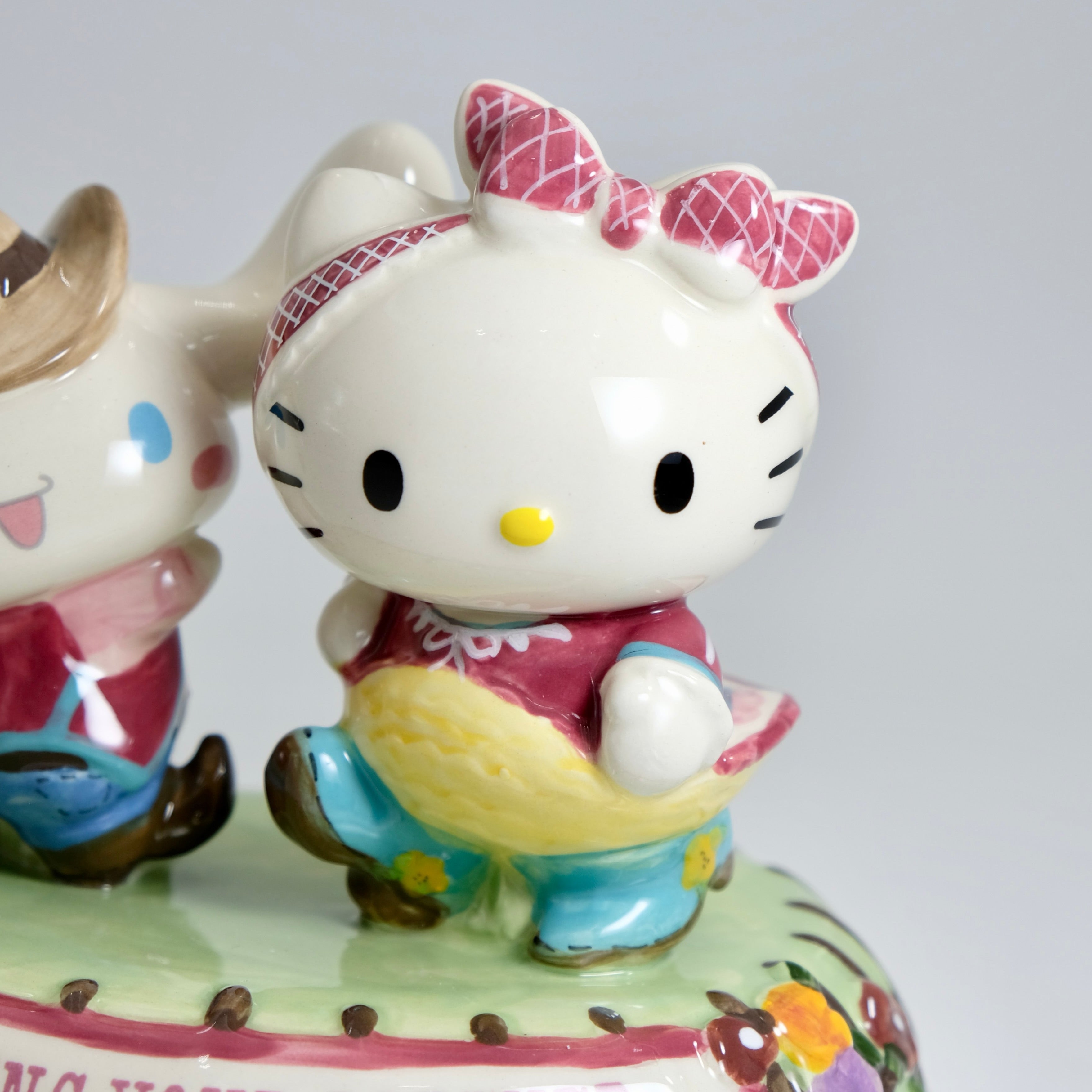 Hello Kitty and Cinnamoroll Swing Your Partner Figurine
